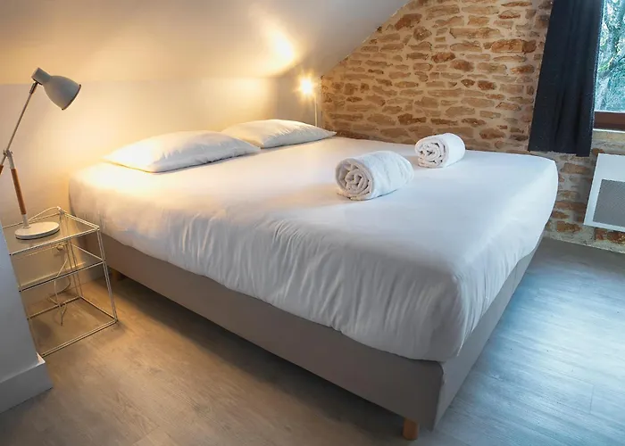 La Source Nyaraló Le Calet